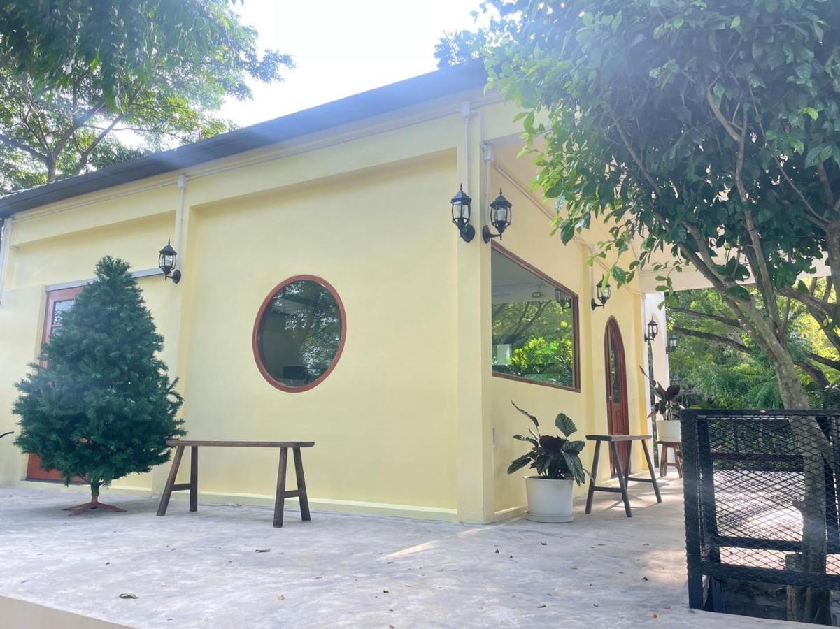 Rain Tree Cafe & Homestay Uthai Thani Extérieur photo