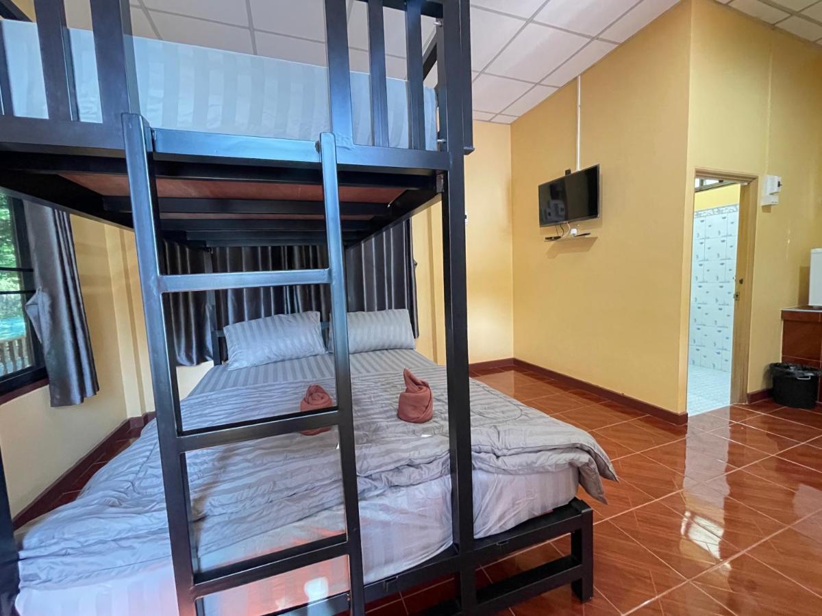 Rain Tree Cafe & Homestay Uthai Thani Extérieur photo