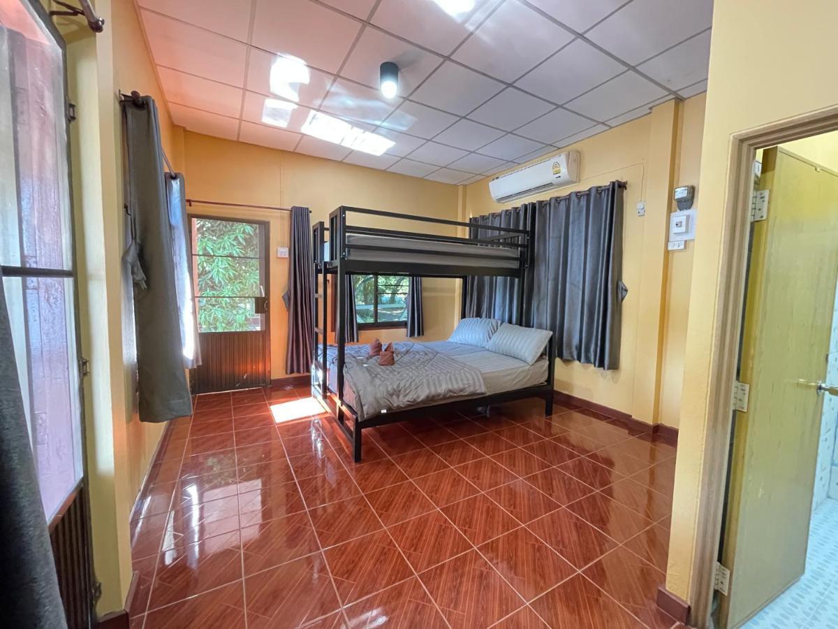 Rain Tree Cafe & Homestay Uthai Thani Extérieur photo