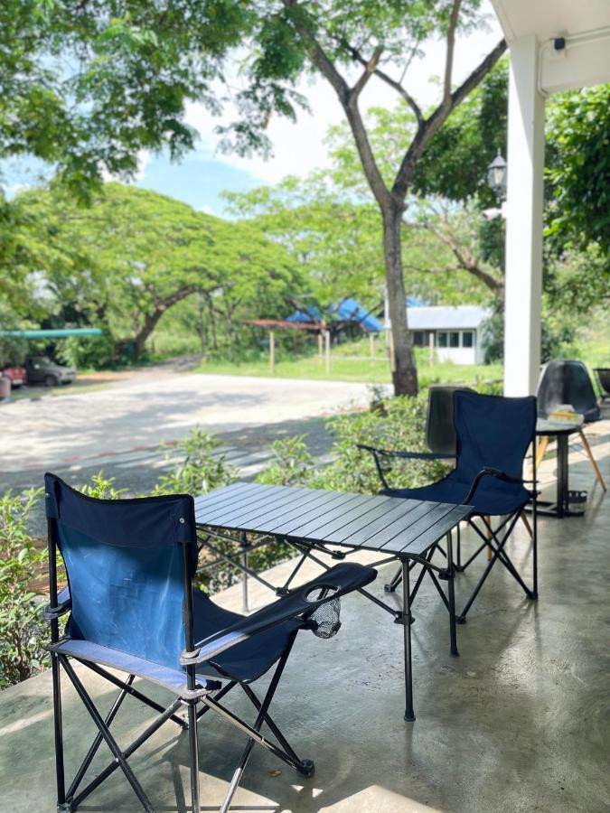 Rain Tree Cafe & Homestay Uthai Thani Extérieur photo