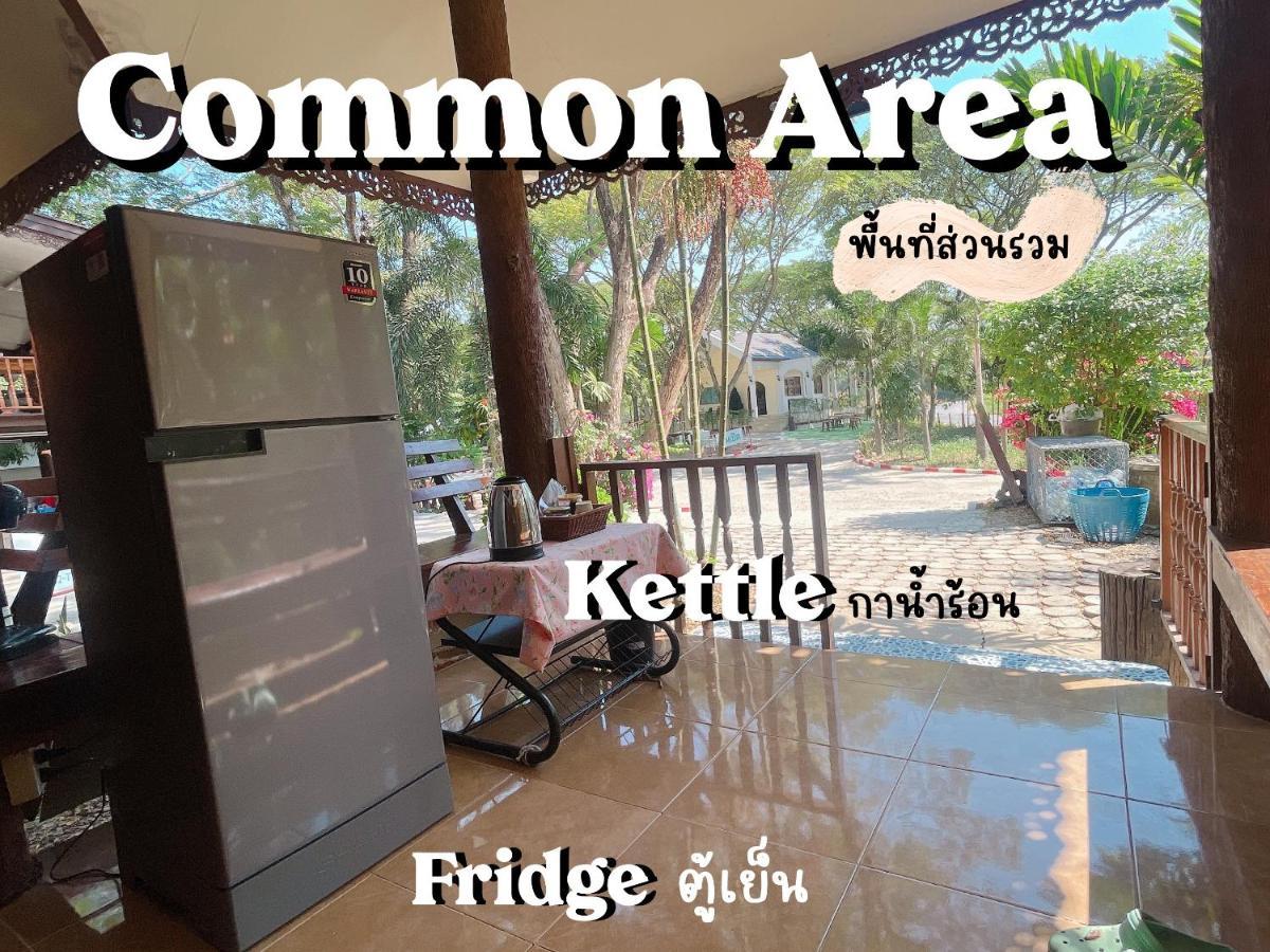 Rain Tree Cafe & Homestay Uthai Thani Extérieur photo